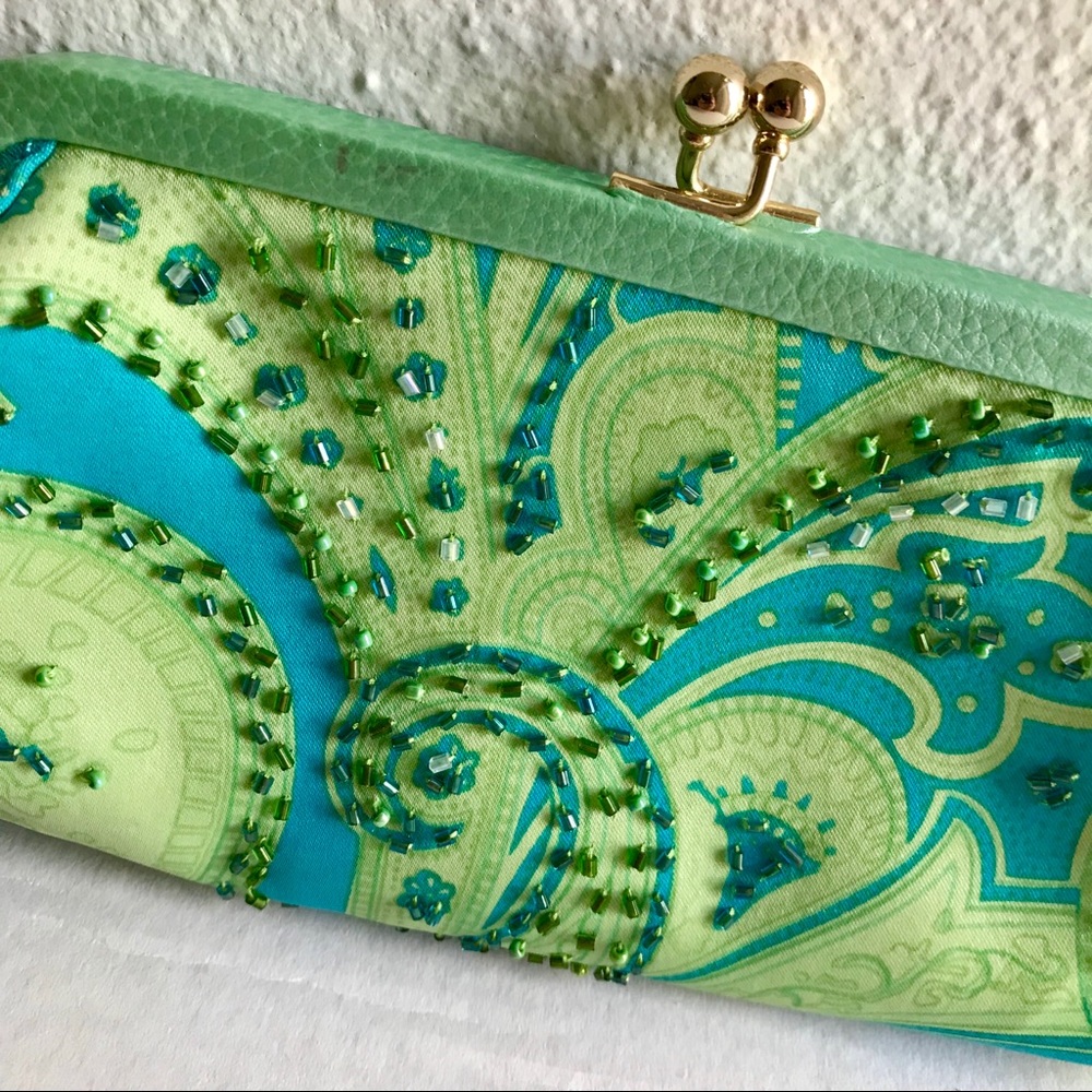 NWOT Beaded Kiss Lock Wristlet - Picture 6 of 8